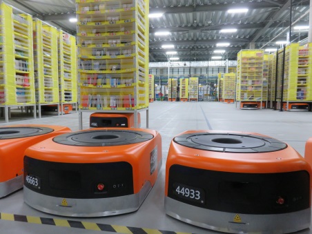 Amazonが国内で初導入した可動式商品保管棚「Amazon Robotics」の詳細